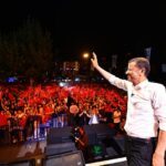 Göreve başladığı ilk 50 günün 21’i bayram ve hafta sonu gibi resmi tatillere rastlayan Başkan Çavuşoğlu, buna rağmen suda indirim, emeklilere ikramiye, yeni doğum yapan  annelere destek ve Horoz Kart sözlerini yerine getiriyor. Sözlerini tutarken, israf ve şatafata son veren kararlara da imza atıklarını vurgulayan Başkan Çavuşoğlu, “Bu şehrin kaynakları, bu şehrin insanlarına harcanaca